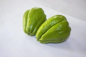 labu Siam, jipang of chayote geïsoleerd Aan wit achtergrond. biologisch groente concept foto