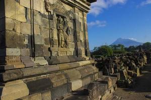 Candi plat, een boeddhistisch tempel gelegen in klaten centraal Java, Indonesië, met een achtergrond van monteren merapi foto