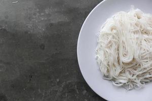 bihun of vermicelli of rijst- noedels of engel haar- geserveerd Aan bord geïsoleerd Aan zwart achtergrond foto