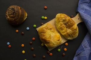 bakken eigengemaakt brood gebakje chocola, geïsoleerd Aan zwart achtergrond geschikt voor ontbijt foto