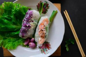 goi cuon is een traditioneel voorjaar rollen van Vietnam , Vietnamees voedsel, gemaakt van vlees, garnaal, groenten, vermicelli, verpakt in rijst- papier of banh trang. geserveerd met saus foto