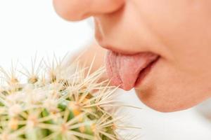 vrouw zoenen cactus foto