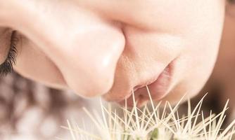 vrouw zoenen cactus foto