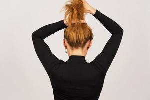 terug visie portret van jong vrouw gebonden haar haar- foto