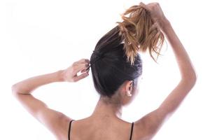 terug visie van jong vrouw gebonden haar haar- in broodje. geïsoleerd foto