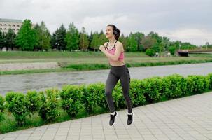sport- vrouw jogging naar beneden Bij stedelijk buitenshuis pad. foto