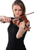 mooi natuurlijk blond meisje Holding en spelen viool. foto