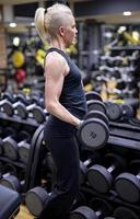 vrouw aan het doen een training Bij de geschiktheid Sportschool. foto