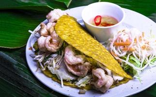 Vietnamees voedsel. smakelijk Vietnamees voedsel geserveerd Aan de top van een banaan blad. foto