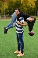 gemengd paar in park spelen Amerikaans Amerikaans voetbal. Amerikaans Amerikaans voetbal. paar spelen rugby. foto