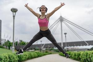 sport- vrouw jumping van vreugde tot oefening. foto