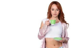 mooi vrouw drinken thee, drinken koffie, studio portret foto