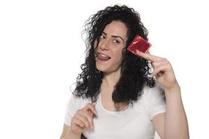 vrouw Holding condoom. opslaan seks concept foto