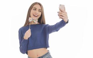schoonheid grappig tiener- meisje maken selfie met haar mobiele telefoon foto