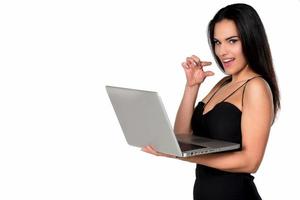 mooi glimlachen vrouw Holding laptop computer foto