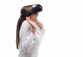 vrouw met een bril van virtual reality. toekomstig technologieconcept. foto