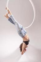 een vrouw antenne hoepel gymnast het uitvoeren van opdrachten Aan een antenne hoepel foto