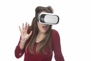 vrouw met een bril van virtual reality. toekomstig technologieconcept. foto