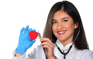 cardio hart chirurg handen Holding rood hart vorm Aan wit achtergrond foto