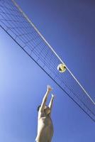 kind Toneelstukken volleybal Aan mooi zomer dag foto