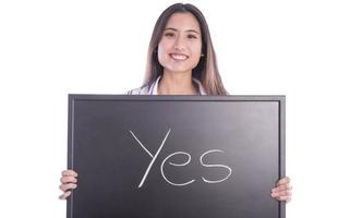 mooi Aziatisch vrouw model- richten Aan bruiloft ring Aan haar hand- en Holding schoolbord met Ja teken Aan het. foto