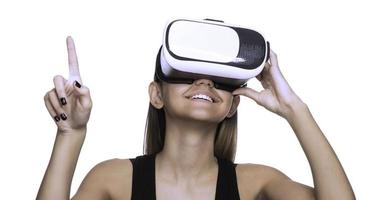 jong vrouw in virtueel realiteit vr bril. geïsoleerd Aan wit achtergrond foto