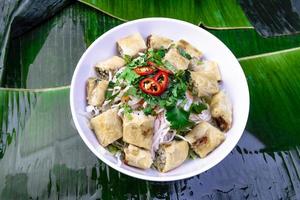 Vietnamees voedsel. smakelijk Vietnamees voedsel geserveerd Aan de top van een banaan blad. foto