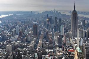 visie van wolkenkrabbers langs de nieuw york stad horizon gedurende de dag. foto