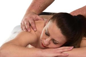 mooi, jong en gezond vrouw in spa salon is hebben massage. geïsoleerd Aan wit. spa, Gezondheid en genezing concept. foto