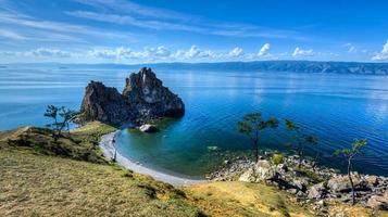 sjamaan steen, eiland van oud, meer Baikal, Rusland foto