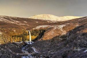 svartifoss water in vroeg winter foto