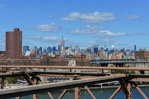 visie van de nieuw york stad horizon van de Brooklyn brug. foto