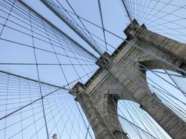 visie van de gotisch bogen van de Brooklyn brug. foto