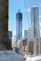 visie van de nieuw york stad horizon van de Brooklyn brug. foto