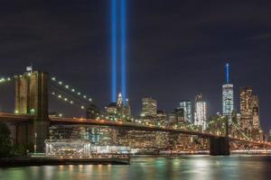 nieuw york stad Manhattan downtown horizon Bij nacht met de eerbetoon in licht in geheugen van september 11. foto