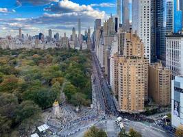 nieuw york stad - nov 3, 2019 - antenne visie langs centraal park zuiden in nieuw york stad gedurende de nieuw york marathons. foto