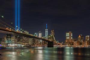 nieuw york stad Manhattan downtown horizon Bij nacht met de eerbetoon in licht in geheugen van september 11. foto