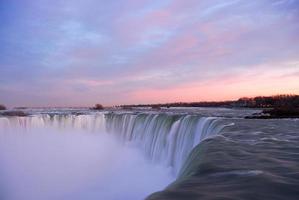 Niagara valt Bij zonsondergang van de Canadees kant. foto