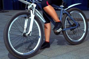 vrouw poten in strak kleren met fiets foto