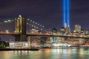 nieuw york stad Manhattan downtown horizon Bij nacht met de eerbetoon in licht in geheugen van september 11. foto