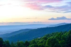 zonsondergang langs de shenandoah vallei en blauw nok bergen van shenandoah nationaal park, Virginia foto