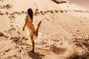 lief ballerina meisje in een woestijn foto