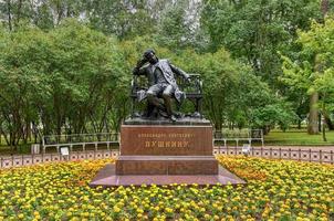 monument naar Alexander pushkin door de beeldhouwer robert bach in tsarskoje selo buurt van Sint Petersburg, Rusland. foto