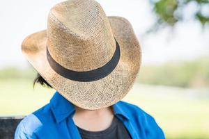 vrouw slijtage hoed zitten slaap in platteland foto