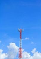 hoog telefoon polen zijn klaar naar verdelen internet en telefoon signalen voor de openbaar naar maken vol gebruik van hen tegen de achtergrond van de mooi natuurlijk middag wit en blauw lucht. foto