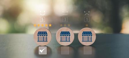 houten blokken Aan de tafel, tonen evaluatie en tevredenheid beoordeling, klant ervaring enquête concept voor Diensten en producten en klant betrokkenheid, evaluatie van winkels en Diensten foto
