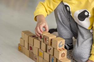 kind gebouw stack van hout kubus gebouw blokken foto