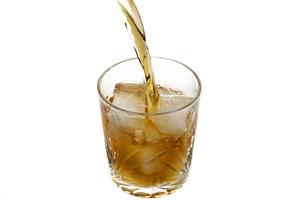 gieten whisky in een glas met ijs. top visie foto