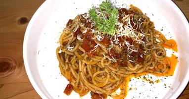 heerlijk spaghetti bolognese, pasta met vlees, tonijn, en tomaat saus en groenten foto
