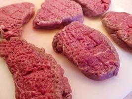 Japans chaliapin steak is een wagyu rundvlees steak gemarineerd met uien en rode wijn foto